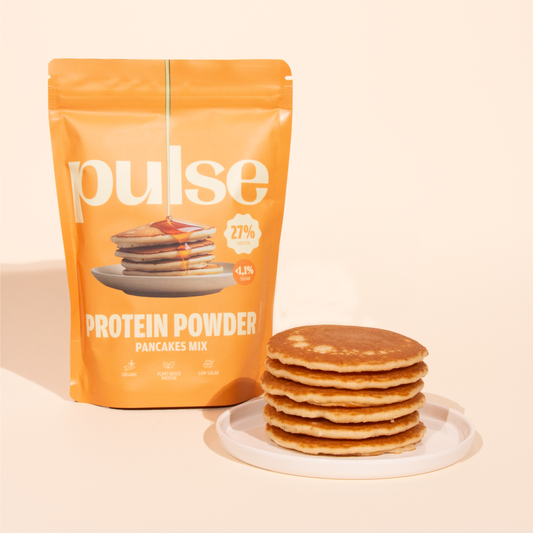 Pancake mix protéiné Pulse Protein avec assiette de pancake - Bio et vegan - photo studio